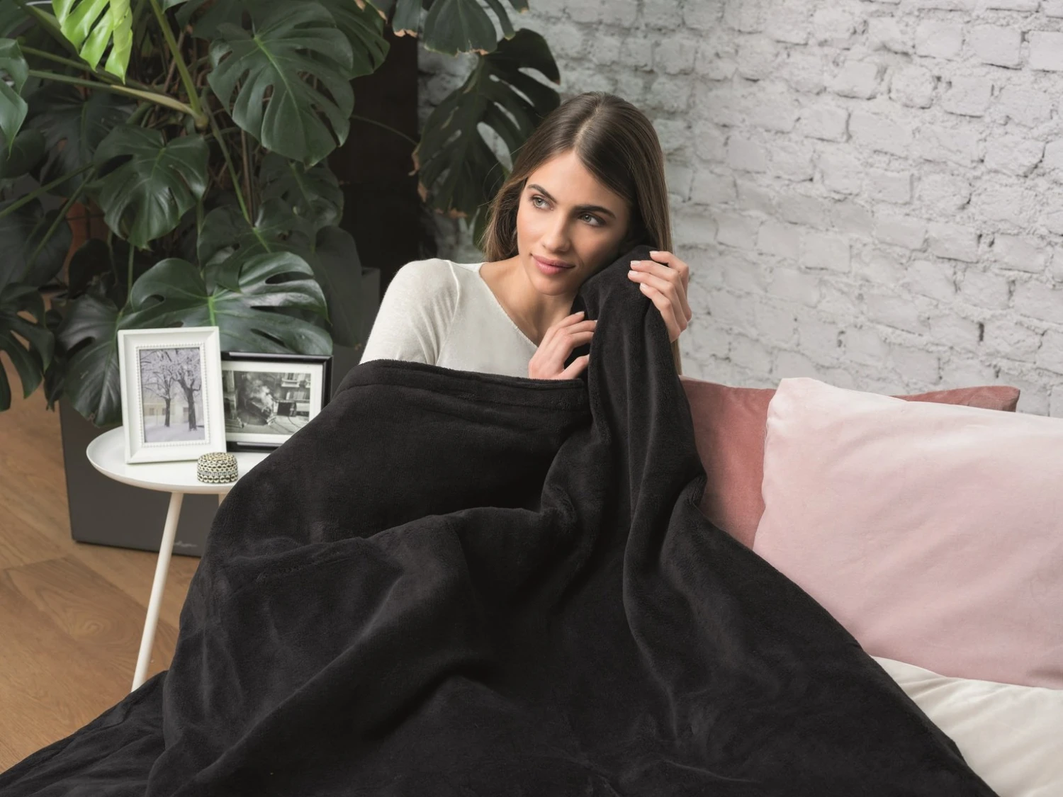 Dreamland Snuggle Up Black Heated Throw - Large 11 Dreamland Snuggle Up Black Heated Throw - Large - Image 9