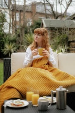 Dreamland Deluxe Velvet Mustard Heated Throw - Large -Habitat 4844994 R Z014A